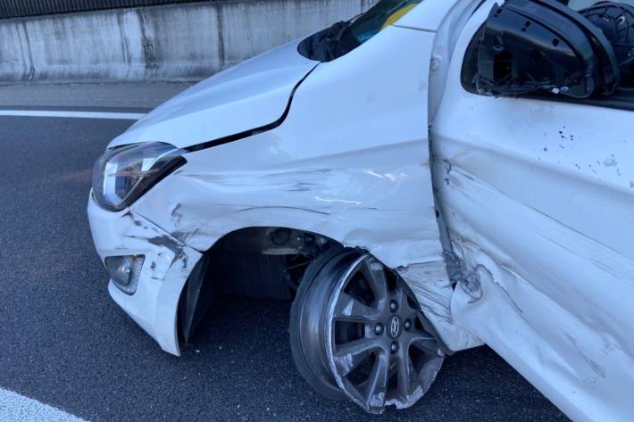 Gestern flüchtete ein Autofahrer am Baregg mit dem Auto auf den Felgen.