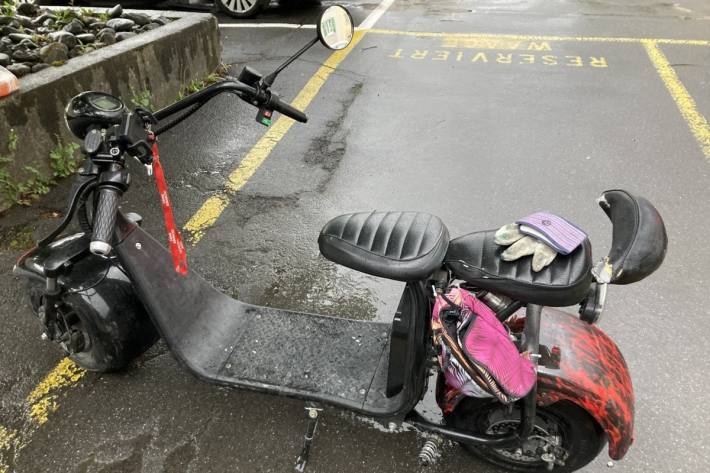 Der E-Scooter wurde von der Kantonspolizei Glarus sichergestellt