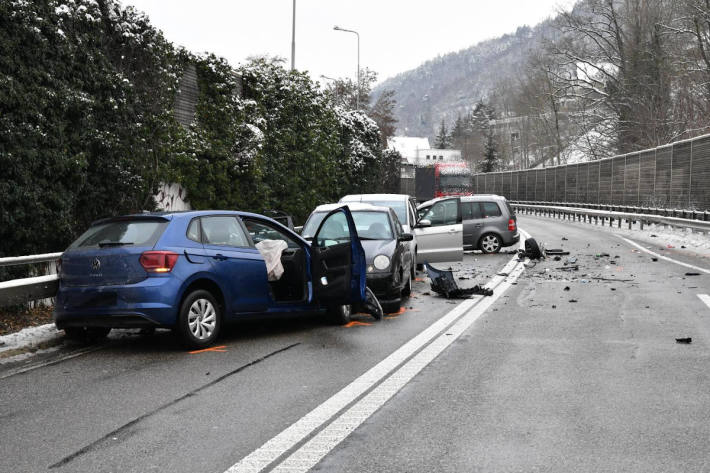 Kollision mit vier Fahrzeugen auf der A22 bei Liestal