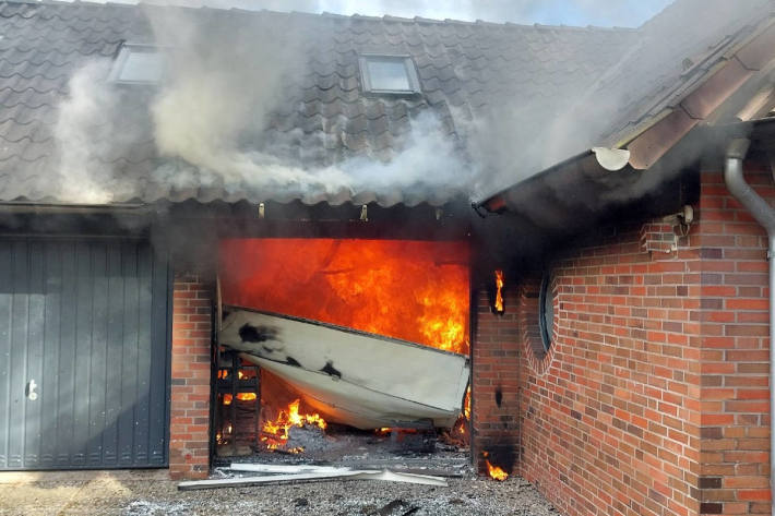 Garage brennt aus
