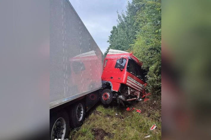 Mit LKW Leitplanke durchbrochen auf der A1 bei Buchholz