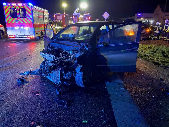Schwerer Verkehrsunfall mit vier verletzten Personen