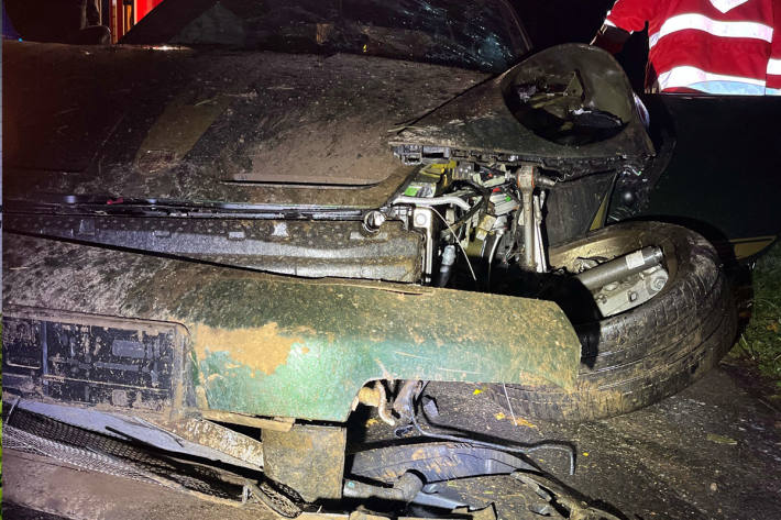 Der Unfall ereignete sich auf regennasser Fahrbahn.