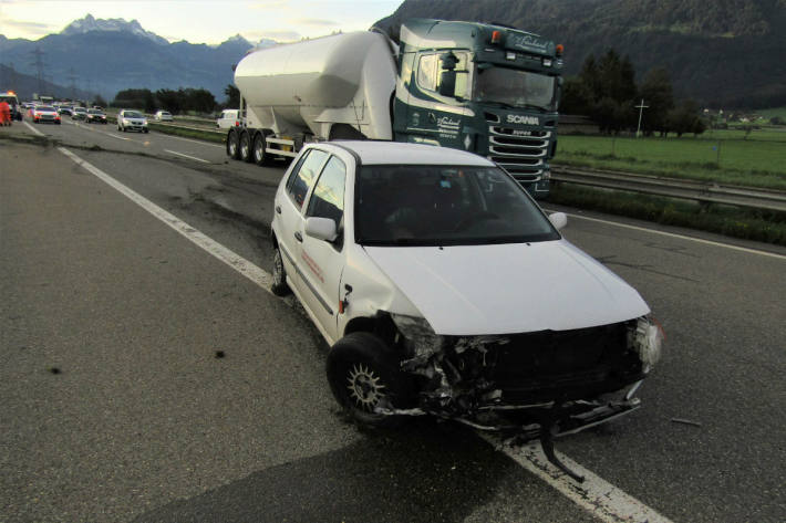 Das Auto hatte ein Reifenproblem.