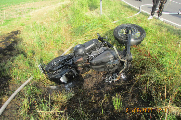 Harley-Davidson nach Unfall in Brand geraten