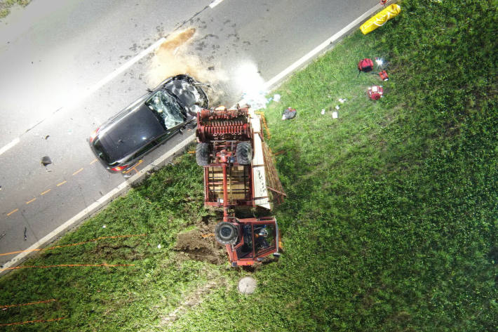 Das Landwirtschaftsfahrzeug überschlug sich