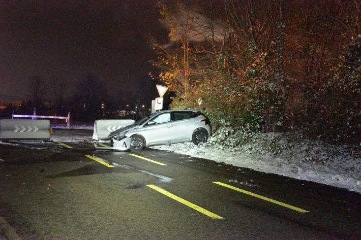 Das Auto wurde massiv beschädigt 