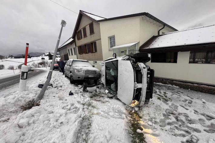 In Bennau kippte ein Auto bei einer Kollision auf die Seite.