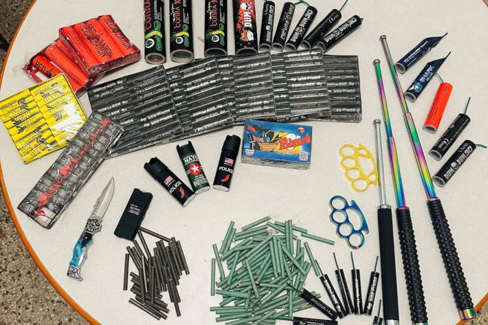 Die fünf Jugendlichen wurden nach dem Pyrotechnik- und Waffengesetz angezeigt.