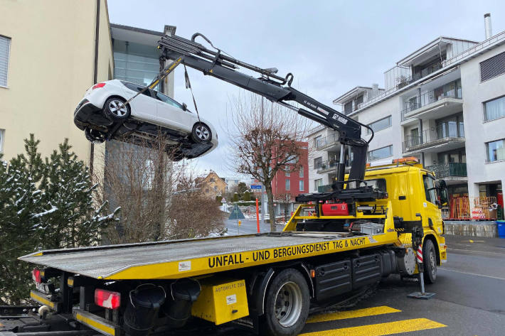 Junglenker kracht mit Auto in Hauswand