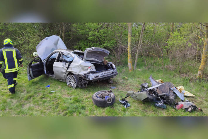 Schwerer Verkehrsunfall nach Reifenplatzer A4