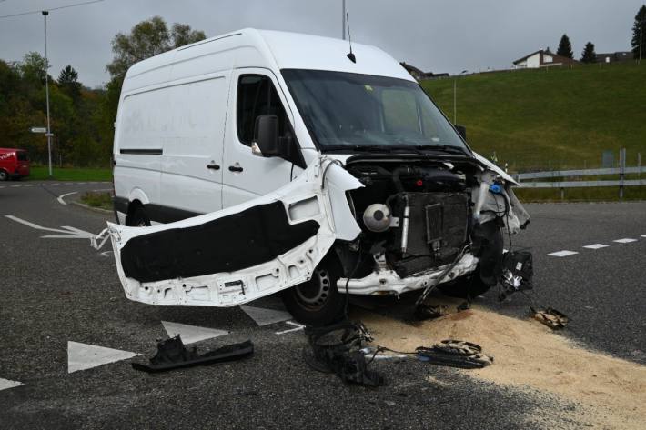 Kollision zwischen Lieferwagen und Lastwagen in Bazenheid.