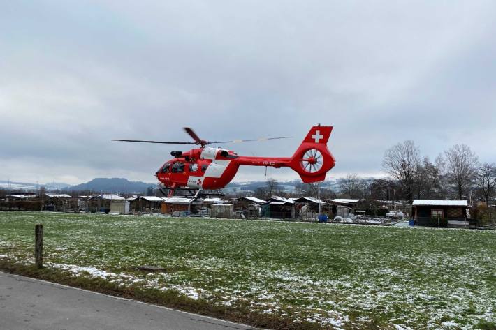 Heute ist in Zug ein Mann auf einem Fussgängerstreifen von einem Auto erfasst und schwer verletzt worden.