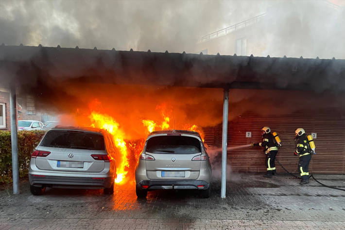 Beide Autos, ein VW und ein Renault, standen in Flammen.