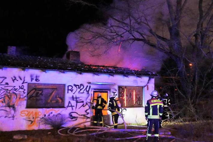 Gebäude brennt in Celle teilweise in Vollbrand