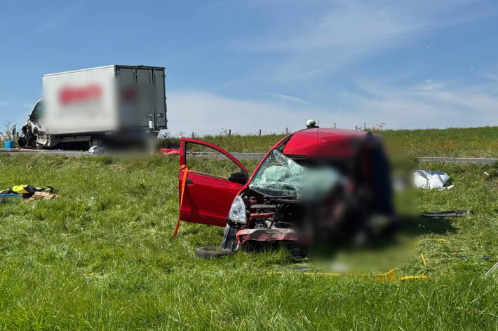 Schwerer Unfall von Transporter und Pkw.
