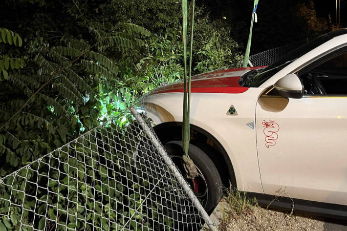 Der Mann blieb mit seinem Auto in einem Zaun stecken.