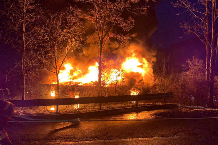 Brand zerstört Lagerhalle