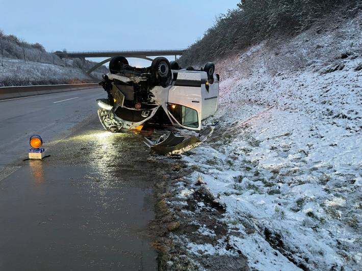 Transporter mehrfach überschlagen auf der A71