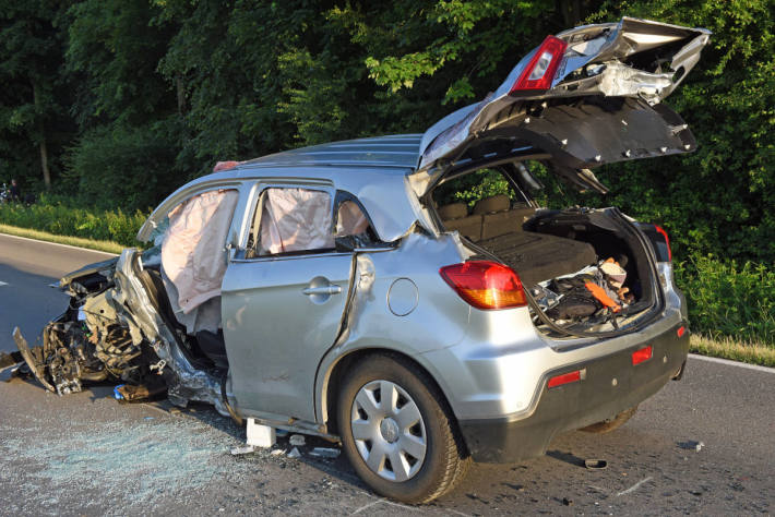 Völlig zerstörtes Fahrzeug bei Rain LU