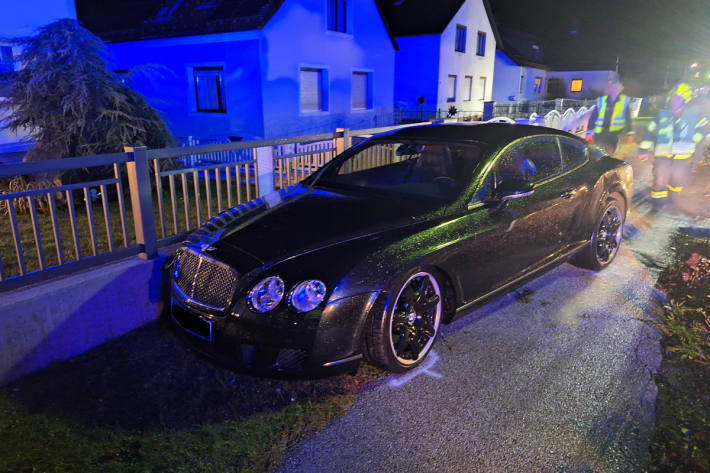 Der Unfalllenker krachte auch in einen Gartenzaun.