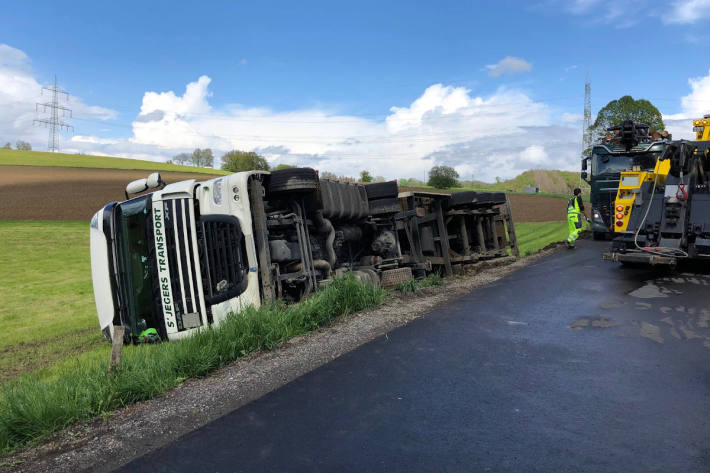 Straße nach LKW-Unfall für etwa eine Stunde gesperrt