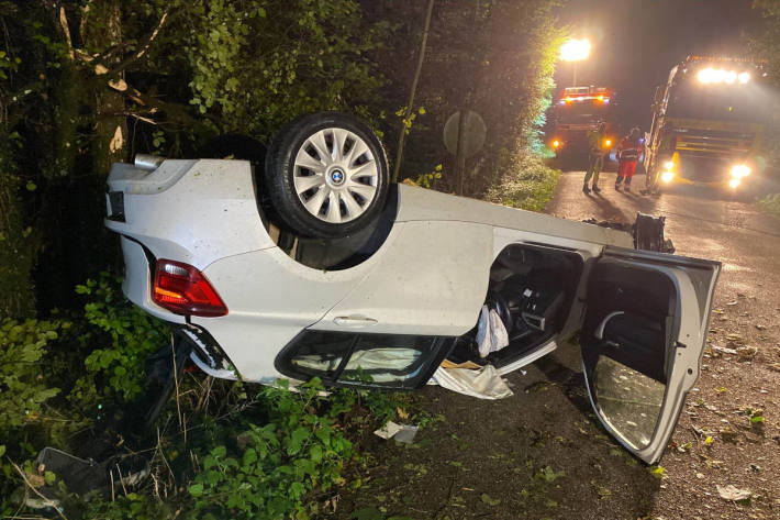 Autolenkerin bei Selbstunfall verletzt