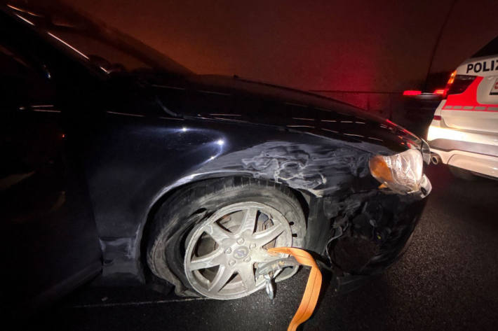 Am Auto sowie an den Strasseneinrichtungen entstand erheblicher Sachschaden.  