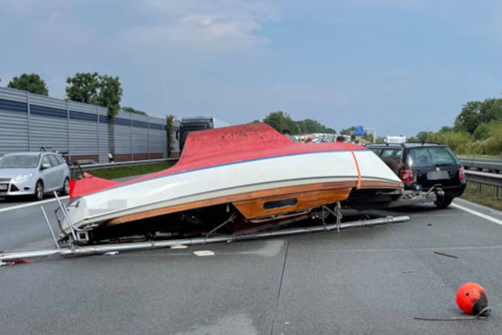 Boot rutscht vom Anhänger auf der A1 bei Elsdorf
