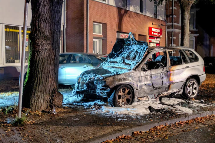 Der Fahrer des verunfallten Fahrzeuges flüchtete.
