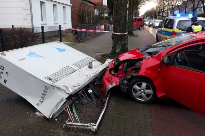 In Kleve krachte ein Pkw in einen Verteilerkasten