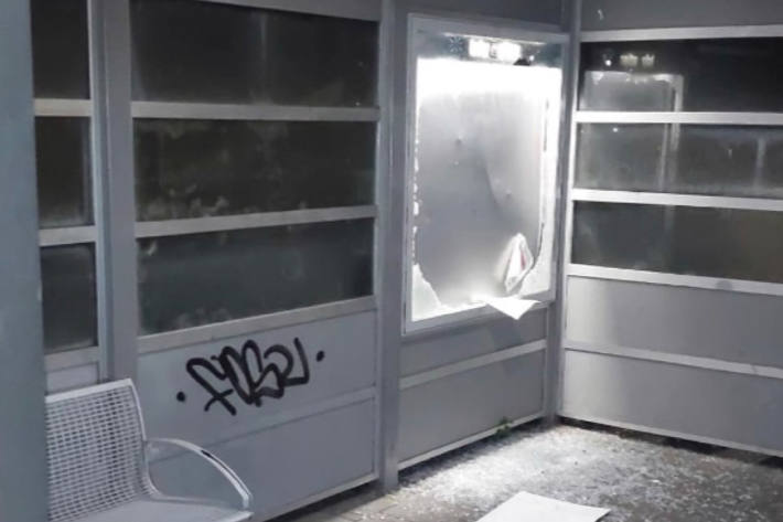 Mehrere Glasscheiben wurden zerstört.