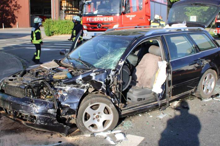 PKW und Bus in Lübbecke kollidieren