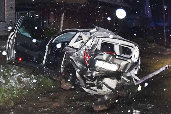 Die Wucht der Kollision war so stark, dass der Fiesta auf die gegenüberliegende Straßenseite geschoben wurde