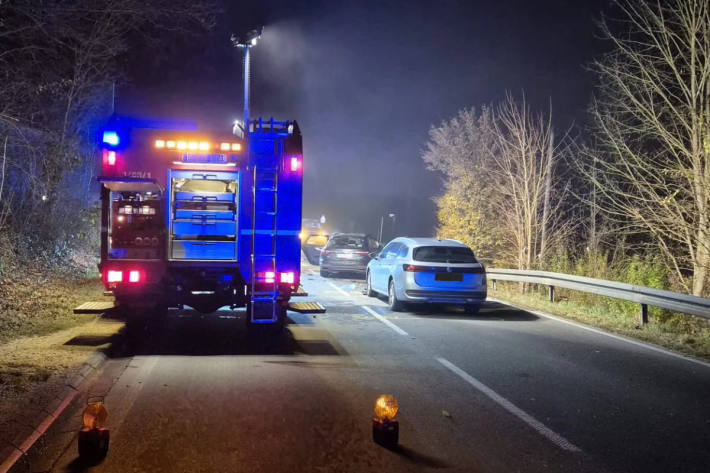 Der Fahrer des ordnungsgemäß fahrenden VW Passat wurde schwer verletzt.