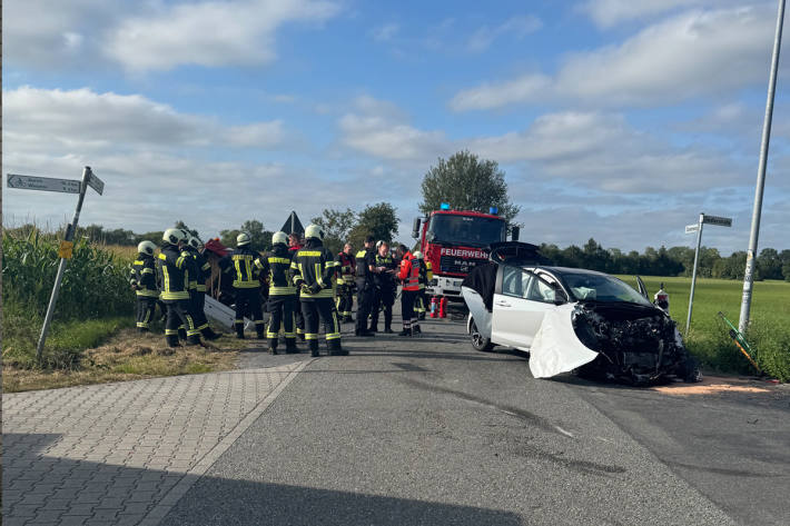 Drei Personen wurden bei dem Unfall verletzt.