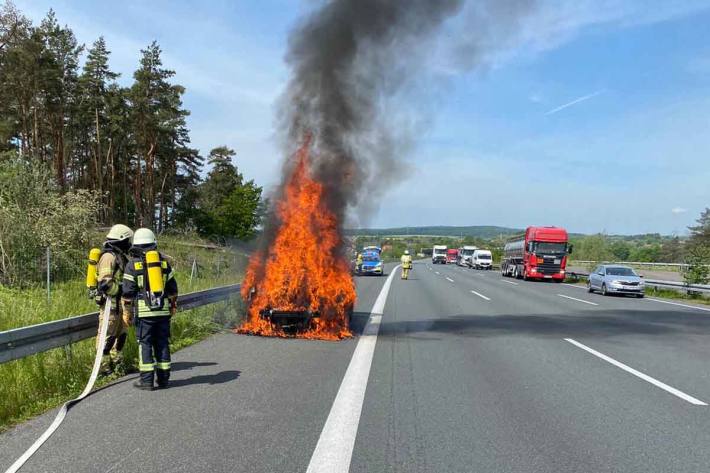 Selbst als der Motorraum komplett in Helmstedt ausgebrannt und abgelöscht war, versuchte dieser weiter zu starten