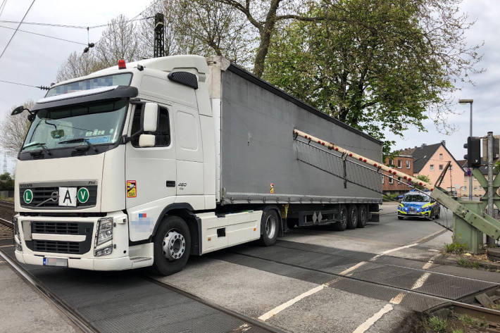 Lastwagen verkeilt sich mit Bahnschranke in Herne