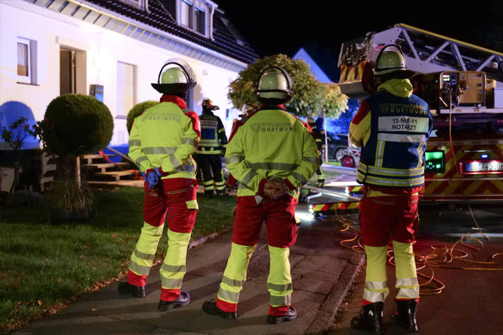 Zwei Personen wurden mit Fluchthauben gerettet.