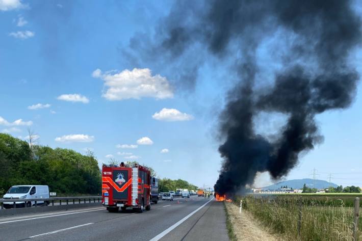 Auf der Autobahn A1 bei Kestenholz SO stand ein Auto in Flammen