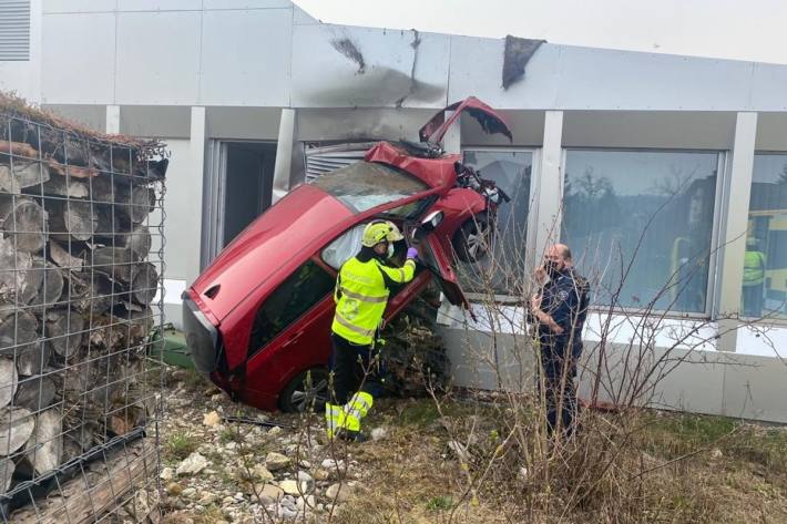 Der Fahrer vom Honda musste aus dem Wrack befreit werden.