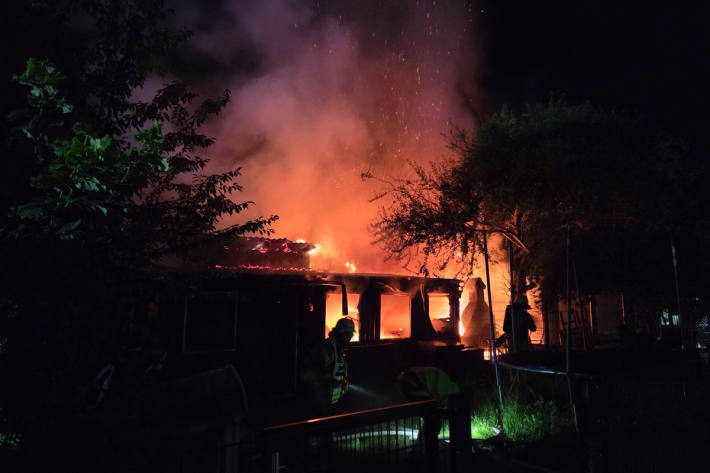Beim Eintreffen der Feuerwehr stand das Gebäude bereits in Vollbrand.
