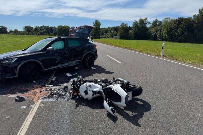 Das Motorrad und der Pkw kollidierten.
