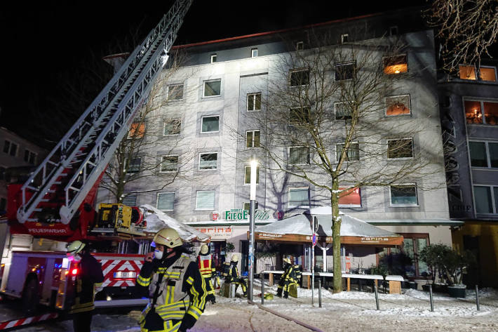 Feuer in einem mehrgeschossigen Wohnhaus in Bochum