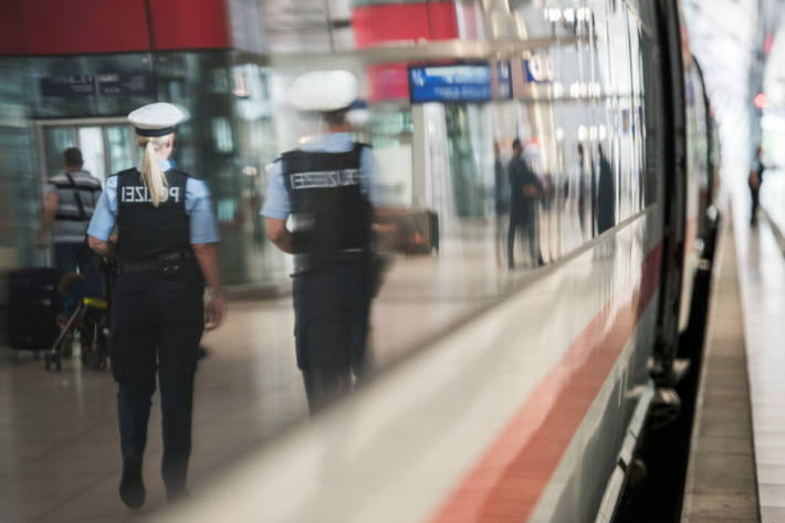 Der Mann erhält in Halle Strafanzeigen wegen der begangenen Leistungserschleichung sowie der Körperverletzung (Symbolbild)