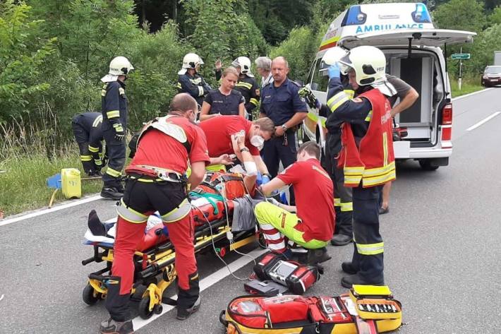 Im Kreuzungsbereich kam es zu einem Auffahrunfall welcher einen schwer verletzten Motorradfahrer forderte