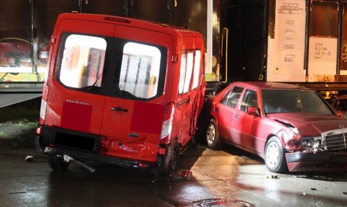 Kleinbus kollidiert mit Güterzug