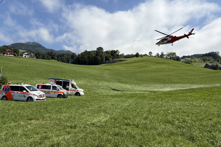 Der Gleitschirmflieger stürzte beim Landeanflug in ein Wohnhaus.