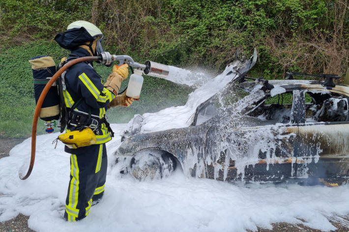 PKW in Vollbrand sorgt für Vollsperrung der A43 in Bochum