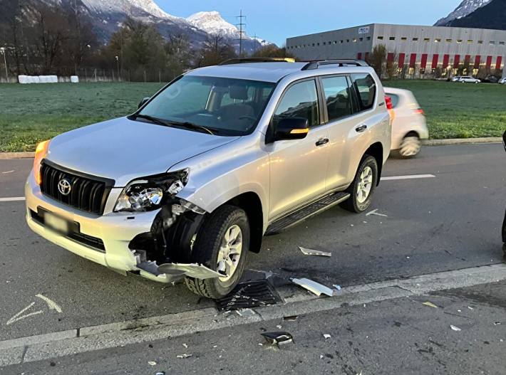 Beim Linksabbiegen mit Roller kollidiert